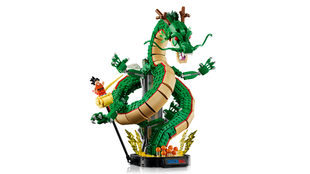 Dragão verde Shenron construído em peças do set lego dragon ball sobre uma base preta com as sete bolas de cristal e a minifigura do Songoku na nuvem mágica.