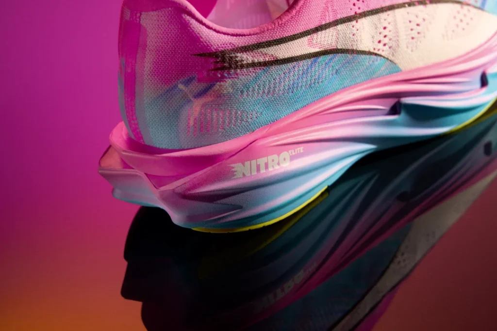 Sapatilha de corrida colorida Puma Nitro Elite, refletida.
