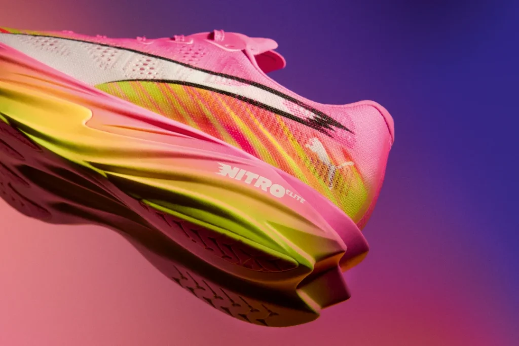 Sapatilha Puma Nitro Elite rosa e amarela vibrante.
