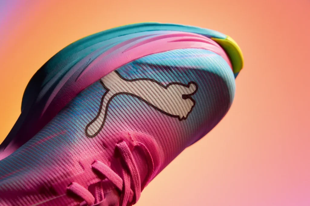 Sapatilha desportiva Puma colorida em tons de rosa e azul.