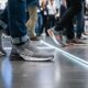 Pessoas a caminhar em espaço público interior