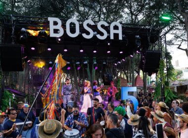 Concerto ao ar livre com banda e público animado.