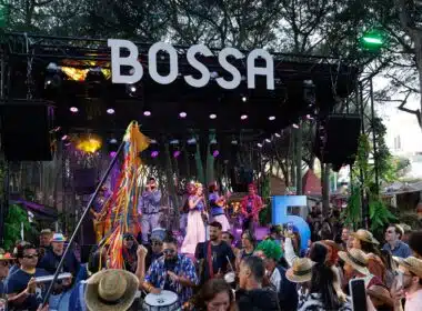 Concerto ao ar livre com banda e público animado.