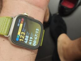 Relógio inteligente mostrando dados de atividade física.