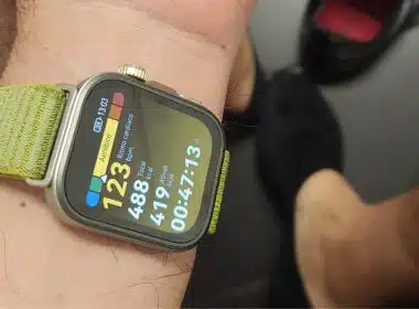 Relógio inteligente mostrando dados de atividade física.
