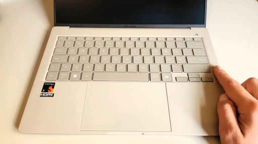 Portátil ASUS Zenbook com teclado iluminado.