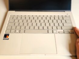 Portátil ASUS Zenbook com teclado iluminado.