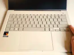 Portátil ASUS Zenbook com teclado iluminado.