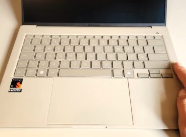 Portátil ASUS Zenbook com teclado iluminado.