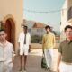 Homens em roupas casuais em zona urbana mediterrânica.