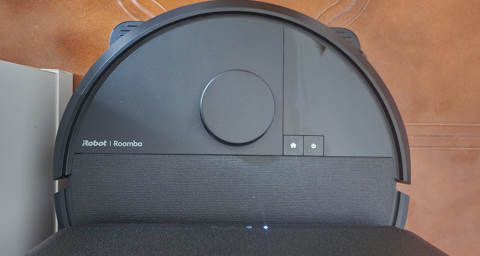 Aspirador robô preto iRobot em close-up.