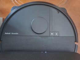 Aspirador robô preto iRobot em close-up.