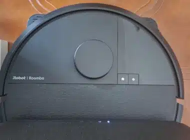 Aspirador robô preto iRobot em close-up.