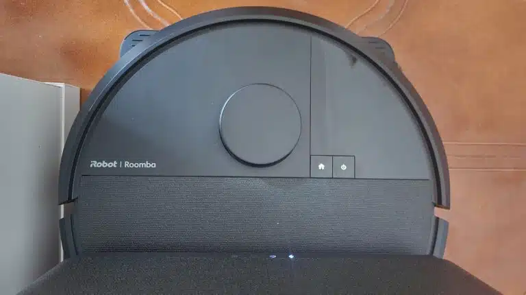Aspirador robô preto iRobot em close-up.