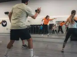 Pessoas a dançar numa aula de ginástica.