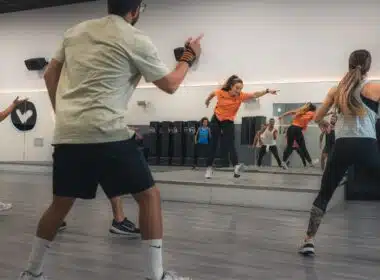 Pessoas a dançar numa aula de ginástica.