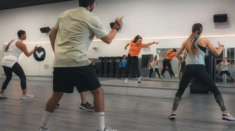 Pessoas a dançar numa aula de ginástica.