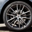 Pneu e jante de carro em detalhe, Bridgestone.