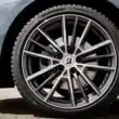 Pneu e jante de carro em detalhe, Bridgestone.