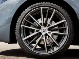 Pneu e jante de carro em detalhe, Bridgestone.