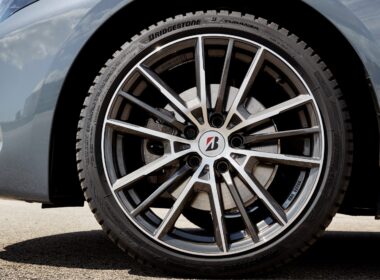 Pneu e jante de carro em detalhe, Bridgestone.