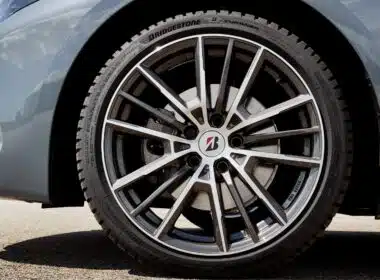Pneu e jante de carro em detalhe, Bridgestone.