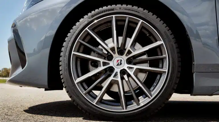 Pneu e jante de carro em detalhe, Bridgestone.