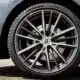 Pneu e jante de carro em detalhe, Bridgestone.