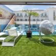 Espaço exterior com piscina e espreguiçadeiras.