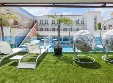 Espaço exterior com piscina e espreguiçadeiras.