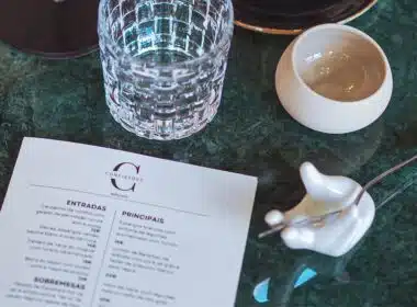 Menu de restaurante em mesa de mármore verde.