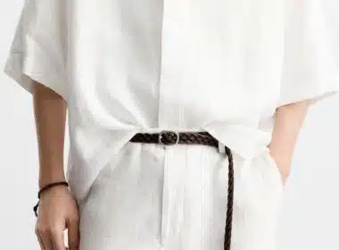 Pessoa com roupa de linho e cinto castanho.