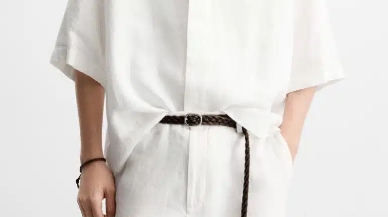 Pessoa com roupa de linho e cinto castanho.