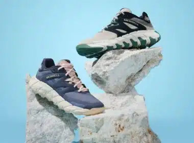 Ténis Merrell em rochas, fundo azul