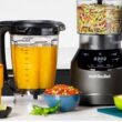 Liquidificador Nutribullet com sucos e alimentos frescos.