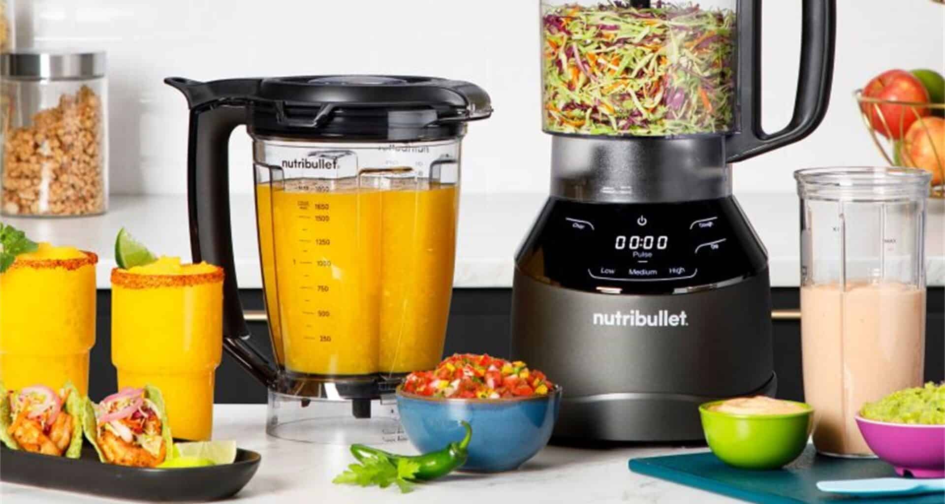 Liquidificador Nutribullet com sucos e alimentos frescos.