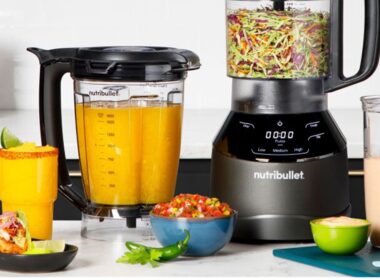 Liquidificador Nutribullet com sucos e alimentos frescos.