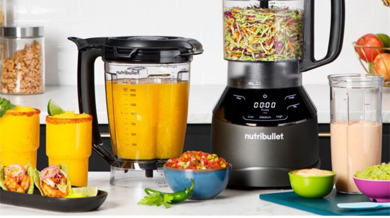 Liquidificador Nutribullet com sucos e alimentos frescos.