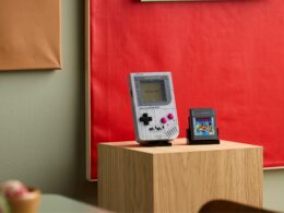 Game Boy antigo com cartucho em destaque
