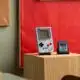 Game Boy antigo com cartucho em destaque