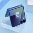Telemóvel dobrável, moderno, em fundo azul claro.
