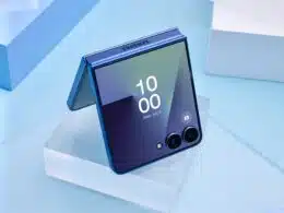 Telemóvel dobrável, moderno, em fundo azul claro.