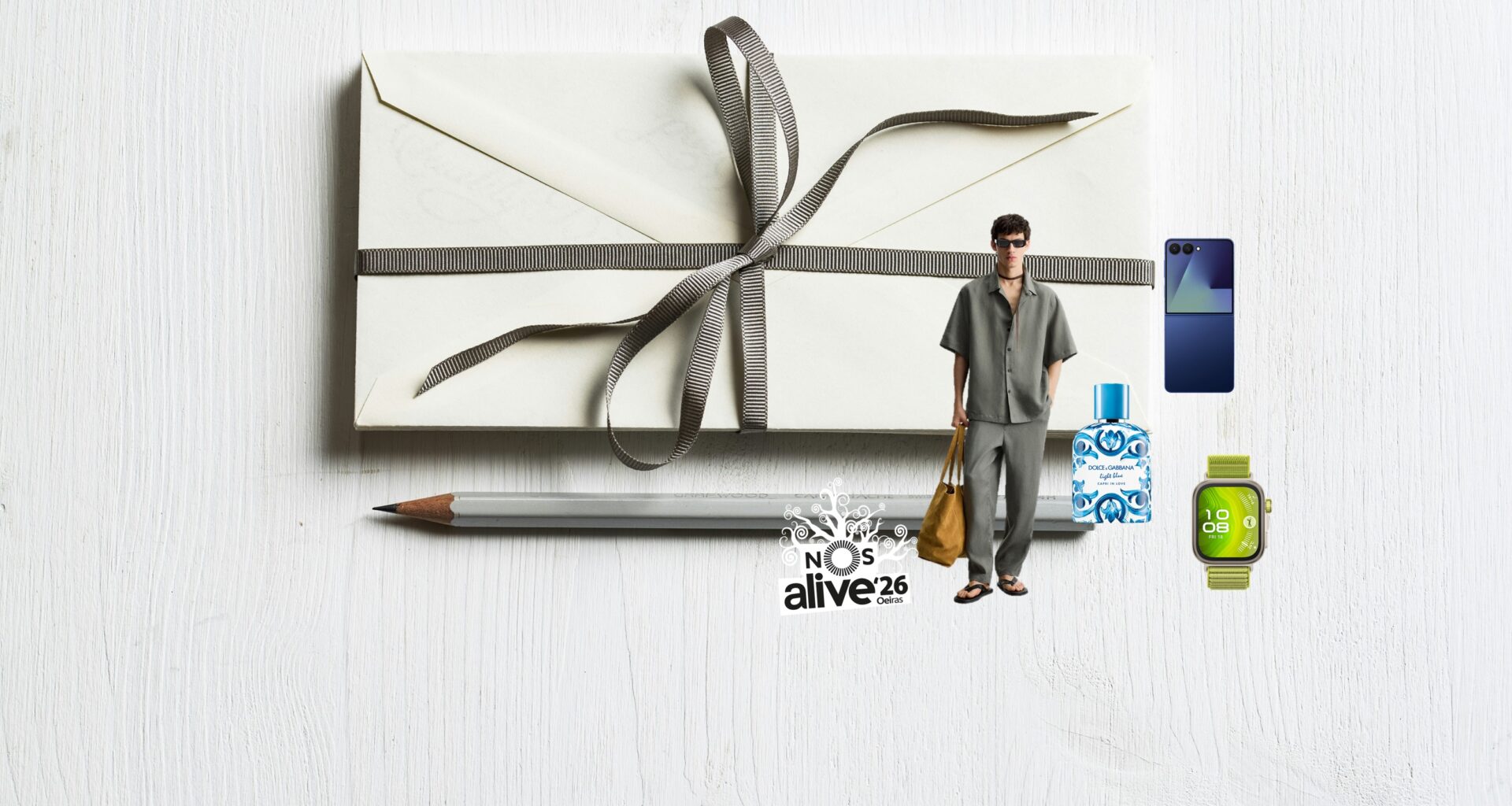 Envelope com laço, lápis e itens variados em fundo branco.