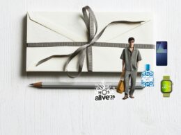 Envelope com laço, lápis e itens variados em fundo branco.