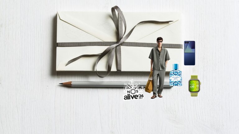 Envelope com laço, lápis e itens variados em fundo branco.