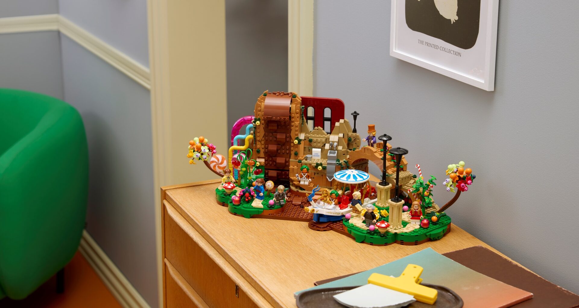 Conjunto LEGO colorido sobre móvel de madeira.