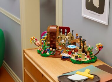 Conjunto LEGO colorido sobre móvel de madeira.