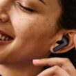 Mulher a usar Auriculares Samsung Galaxy Buds3 FE