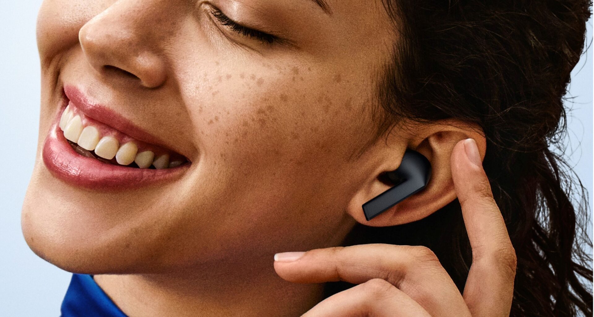 Mulher a usar Auriculares Samsung Galaxy Buds3 FE