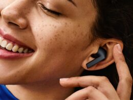 Mulher a usar Auriculares Samsung Galaxy Buds3 FE